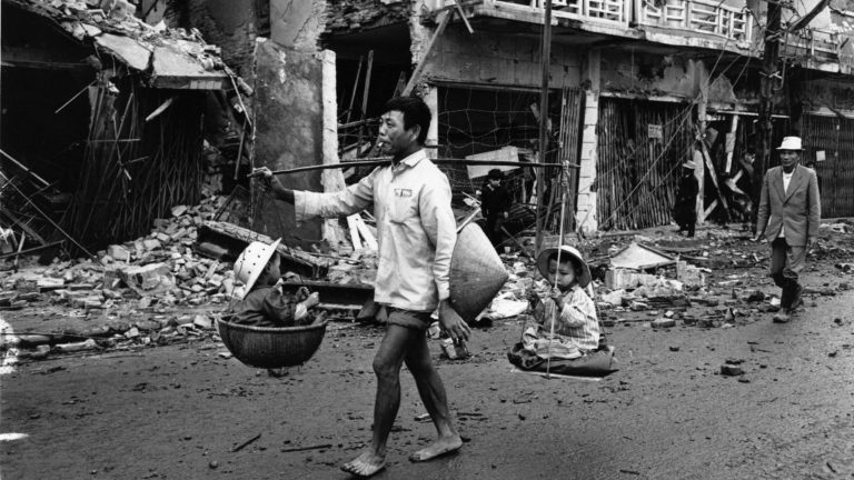 Người dân Huế trở về sau khi Việt Cộng bị đẩy lùi khỏi thành phố sau cuộc tổng tấn công Tết Mậu Thân 1968. Ảnh minh họa: Terry Fincher/ Express/ Getty Images