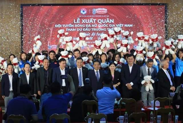 Các nhân vật chính lu mờ trong Lễ xuất quân tham dự World Cup 2023 của Đội tuyển bóng đá nữ Việt Nam hôm 4/7/2023. Ảnh: FB Thái Hạo