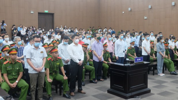 Toàn cảnh phiên tòa xử 54 người trong vụ "chuyến bay giải cứu" ở Hà Nội hôm 11/7/2023. Ảnh: VietnamNet