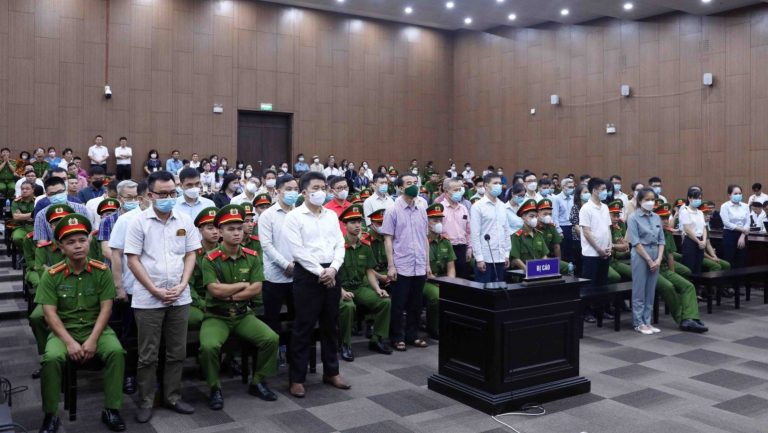 Các bị cáo vụ “chuyến bay giải cứu” bị đưa ra xử tại tòa án Hà Nội. Ảnh: Vietnam News Agency/ AFP via Getty Images