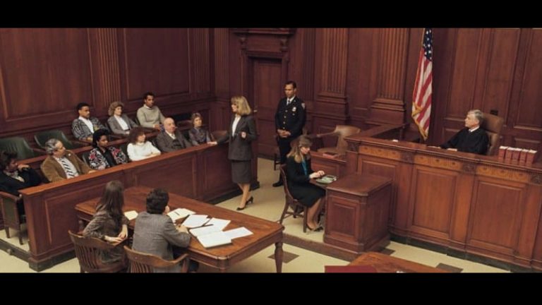 Bồi thẩm đoàn (bên trái) nghe các bên trình bày, tranh luận, để sau đó đưa ra quyết định, rằng bên bị cáo là có tội hay không có tội. Ảnh: FB Thái Hạo