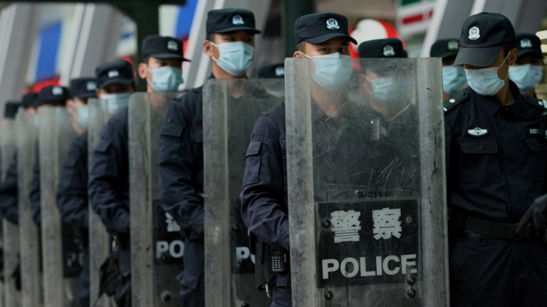 Cảnh sát xếp thành đội hình tại trụ sở của Evergrande, một nhà phát triển bất động sản, ở Thâm Quyến, Trung Quốc, vào ngày 15/9/2021. Ảnh: Noel Celis/ AFP via Getty Images