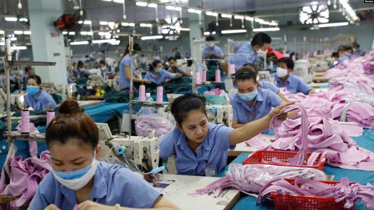 Công nhân dệt may Việt Nam. Ảnh: Reuters