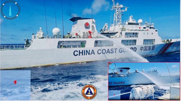 Tàu hải cảnh Trung Quốc sử dụng vòi rồng tấn công tàu tiếp tế của Philippines ở khu vực Bãi Cỏ Mây thuộc quần đảo Trường Sa vào ngày 5/8/2023. Ảnh: Reuters