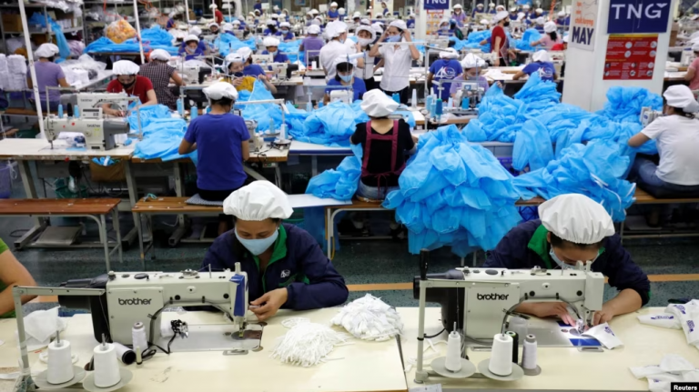Công nhân ngành may trong một nhà máy ở tỉnh Thái Nguyên. Ảnh: Reuters
