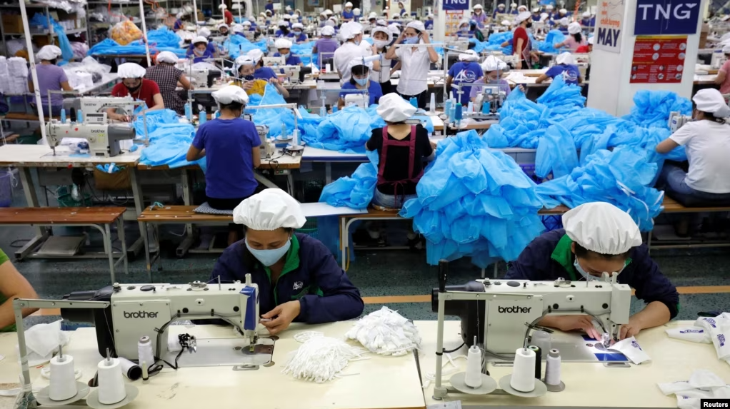Công nhân ngành may trong một nhà máy ở tỉnh Thái Nguyên. Ảnh: Reuters