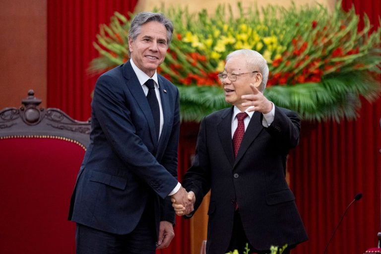 Ông Nguyễn Phú Trọng (phải), Tổng bí thư đảng Cộng Sản Việt Nam, tiếp ông Anthony Blinken, Ngoại trưởng Mỹ, ngày 15/4/2023 ở Hà Nội. Ảnh minh họa: Andrew Harnik/ Pool/ AFP via Getty Images