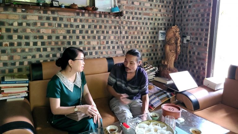 Cô giáo Lê Thị Dung, Hưng Nguyên (Nghệ An) và tác giả Thái Hạo. Ảnh: FB Thái Hạo