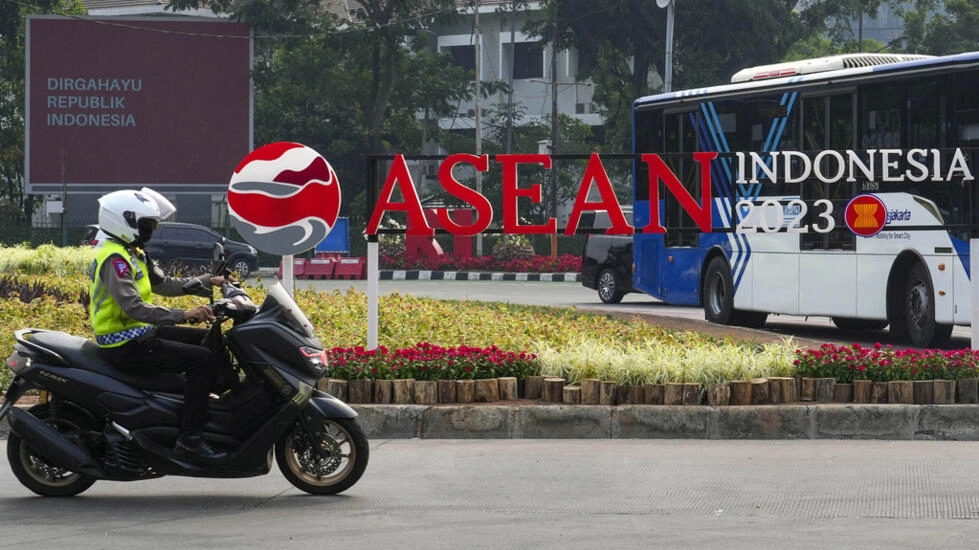 Logo ASEAN tại Jakarta, Indonesia, nhân thượng đỉnh ASEAN lần thứ 43, diễn ra từ ngày 5-7/9/2023. Ảnh: AP - Tatan Syuflana