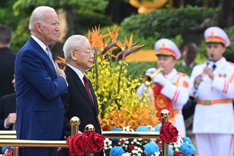 Tổng Thống Joe Biden (trái) và Tổng Bí Thư Nguyễn Phú Trọng duyệt binh tại Phủ Chủ Tịch ở Hà Nội, Việt Nam, hôm 10/9/2023. Ảnh minh họa: Saul Loeb/ AFP via Getty Images