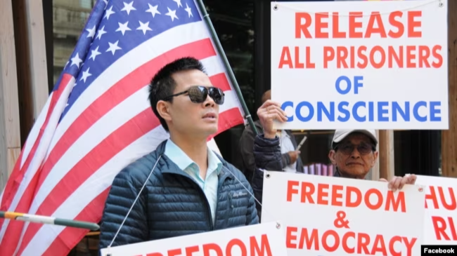 Ông Lê Văn Sơn tham gia cuộc biểu tình đòi dân chủ cho Việt Nam ngày 17/5/2023 tại thành phố Portland, bang Oregon, Mỹ. Ảnh: Facebook Lê Văn Sơn