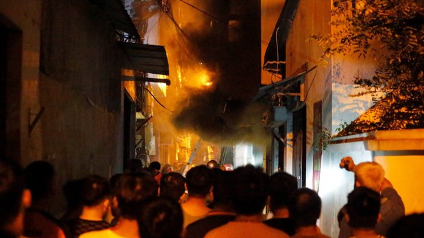Cháy chung cư mini ở Hà Nội đêm 12/9/2023. Ảnh: AFP