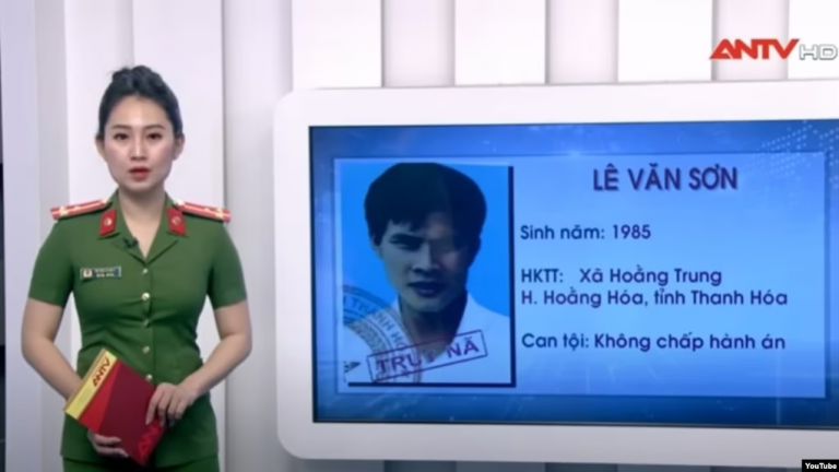 Đài ANTV loan tin truy nã ông Lê Văn Sơn ngày 18/8/2023. Ảnh: VOA chụp màn hình YouTube ANTV