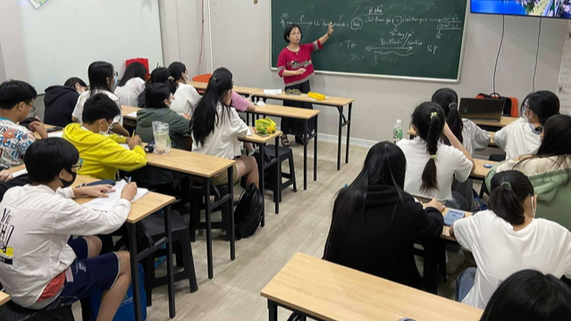 Một lớp học thêm môn hóa học tại một trung tâm dạy thêm ngoài giờ ở quận 3, Sài Gòn. Ảnh: Thanh Niên