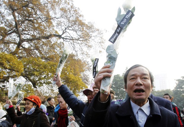 Blogger Nguyễn Tường Thụy cầm hoa tham gia biểu tình phản đối Trung Quốc tại Hà Nội hôm 19/1/2014. Ảnh minh họa: Reuters