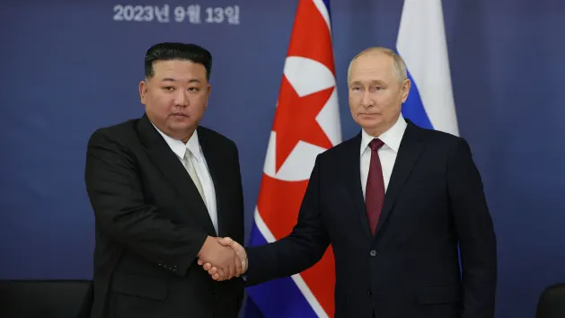 Tổng thống Nga Vladimir Putin (phải) và nhà lãnh đạo Triều Tiên Kim Jong-un bắt tay trong cuộc gặp tại Vostochny Cosmodrome ở vùng Amur ngày 13/9/2023. Ảnh: Vladimir Smirnov/ AFP/ Getty Images