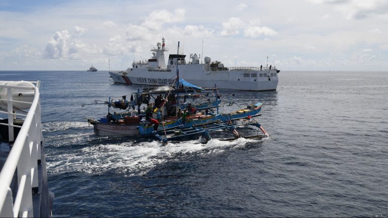 Tàu nhỏ của Philippines đối đầu với tàu hải giám của Trung Quốc, hôm 22//9/2023, tại khu vực Scarborough. Ảnh: Ted Aljibe/AFP via Getty Images