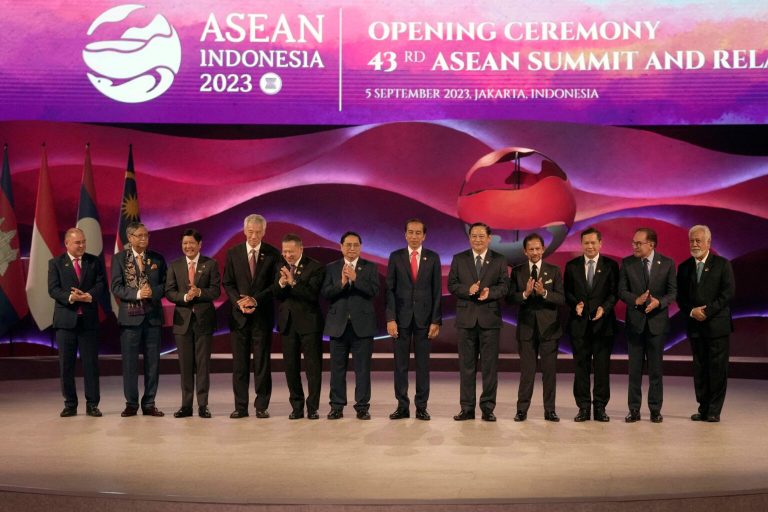 Lãnh đạo các quốc gia ASEAN tham dự lễ khai mạc hội nghị thượng đỉnh ASEAN ở Jakarta, Indonesia, hôm 5 Tháng Chín. Ảnh: Dita Alangkhara/PooL/AFP via Getty Images