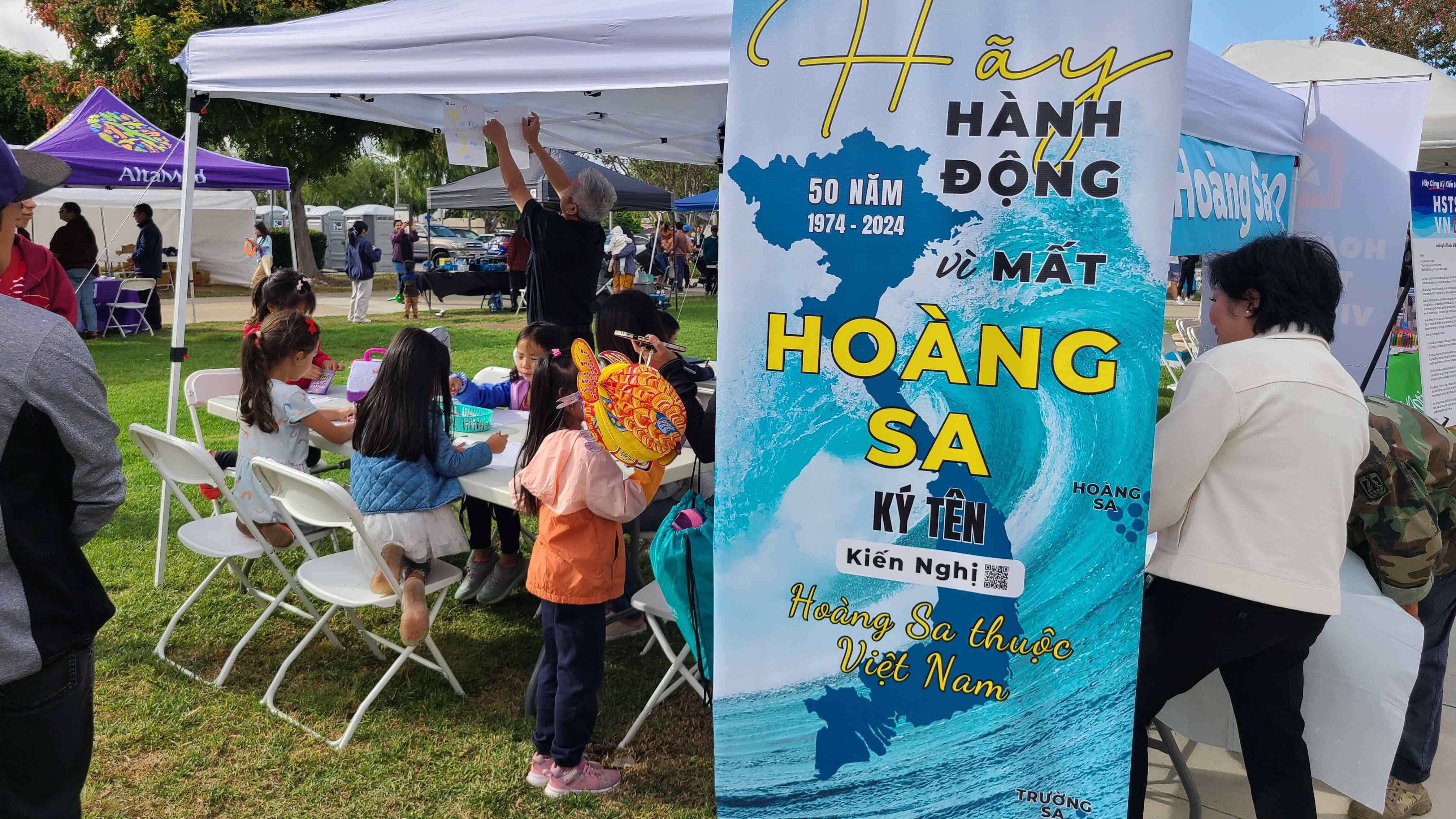 Bản đồ Việt Nam với hai quần đảo Hoàng Sa và Trường Sa được các em say mê tô màu trong lễ hội Tết Trung thu 2023 tại Westminster, Nam California, hôm 29/9/2023. Ảnh: Cơ sở Việt Tân Orange County