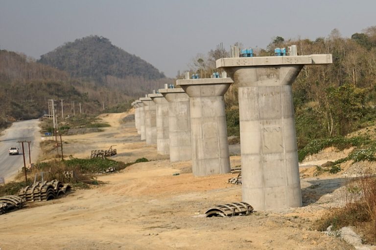 Vay tiền Trung Quốc nhưng không trả được nợ đúng hạn, Lào đã phải nhượng cho Trung Quốc quyền điều hành mạng lưới điện quốc gia. Trong hình, một phần tuyến đường sắt nối Trung Quốc với Lào, trong dự án “Vành Đai và Con Đường” của Bắc Kinh xuyên sông Mekong, ở Luang Prabang. Ảnh: Aidan Jones/ AFP via Getty Images