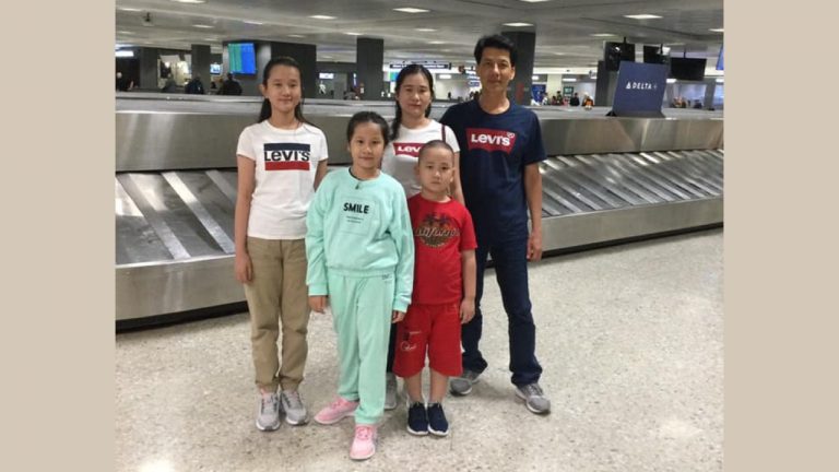 Hình gia đình tôi tại sân bay Washington cách đây 30 phút (26/10/2013). Ảnh: FB Đôn An Võ