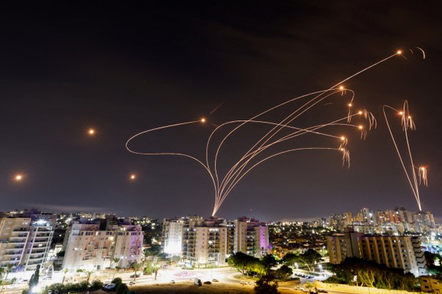 Hệ thống phòng thủ Iron Dome của Israel đánh chặn tên lửa phóng từ Dải Gaza, nhìn từ thành phố Ashkelon, Israel ngày 9/10/2023. Ảnh minh họa: Reuters/ Amir Cohen