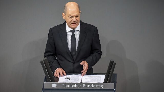 Thủ tướng Đức Olaf Scholz đưa ra tuyên bố của chính phủ về tình hình ở Israel trong cuộc họp của Quốc hội Liên bang Đức (Bundestag) hôm 10/12/2023. Ảnh: Michael Kappeler/dpa via AP