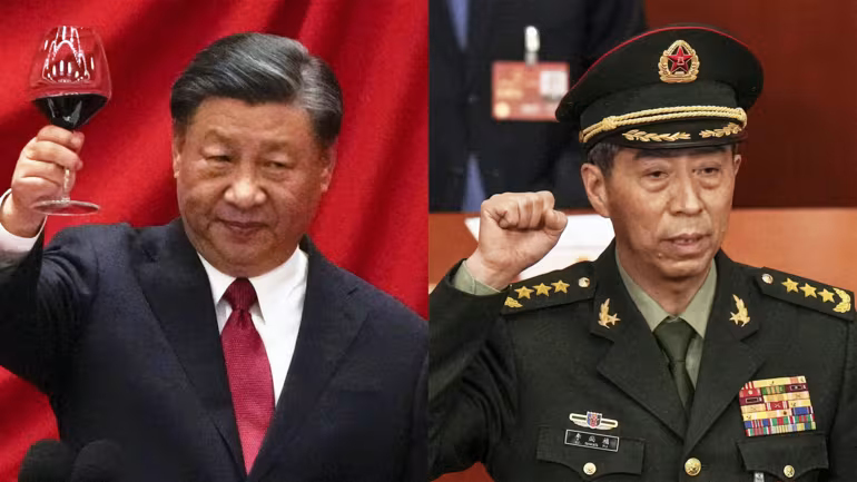 Ảnh trái: Chủ tịch Trung Quốc Tập Cận Bình nâng ly chúc mừng sau bài phát biểu kỷ niệm 74 năm thành lập nước Cộng hòa Nhân dân Trung Hoa. Ảnh phải: Lý Thượng Phúc tuyên thệ nhậm chức bộ trưởng Quốc phòng. Nikkei ghép ảnh/Nguồn ảnh từ AP