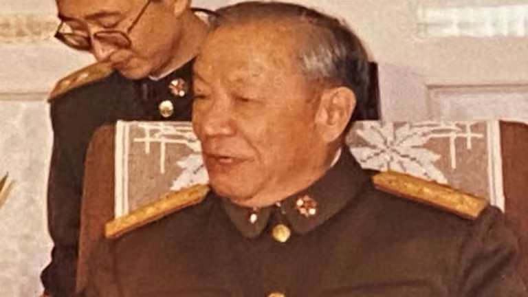 Vị tướng lão thành Trì Hạo Điền (Chi Haotian), cựu Bộ trưởng Quốc phòng, vào ngày 26/03/1998