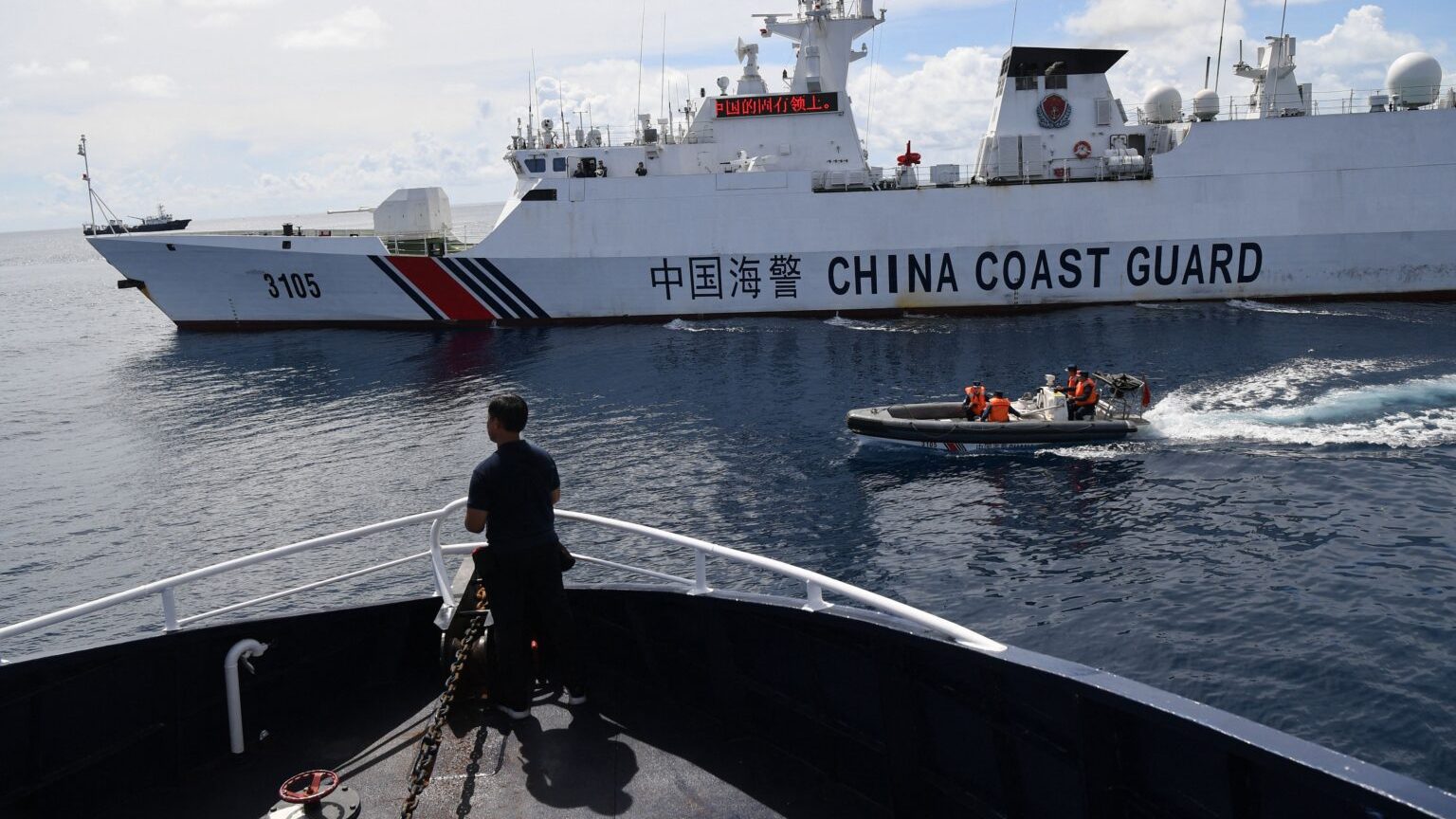 Hình chụp ngày 22/9/2023 cho thấy tàu tuần duyên Trung Quốc chặn ngang trước mũi tàu Philippines gần Bãi Cỏ Mây trên Biển Đông. Ảnh: Ted Aljibe/AFP via Getty Images