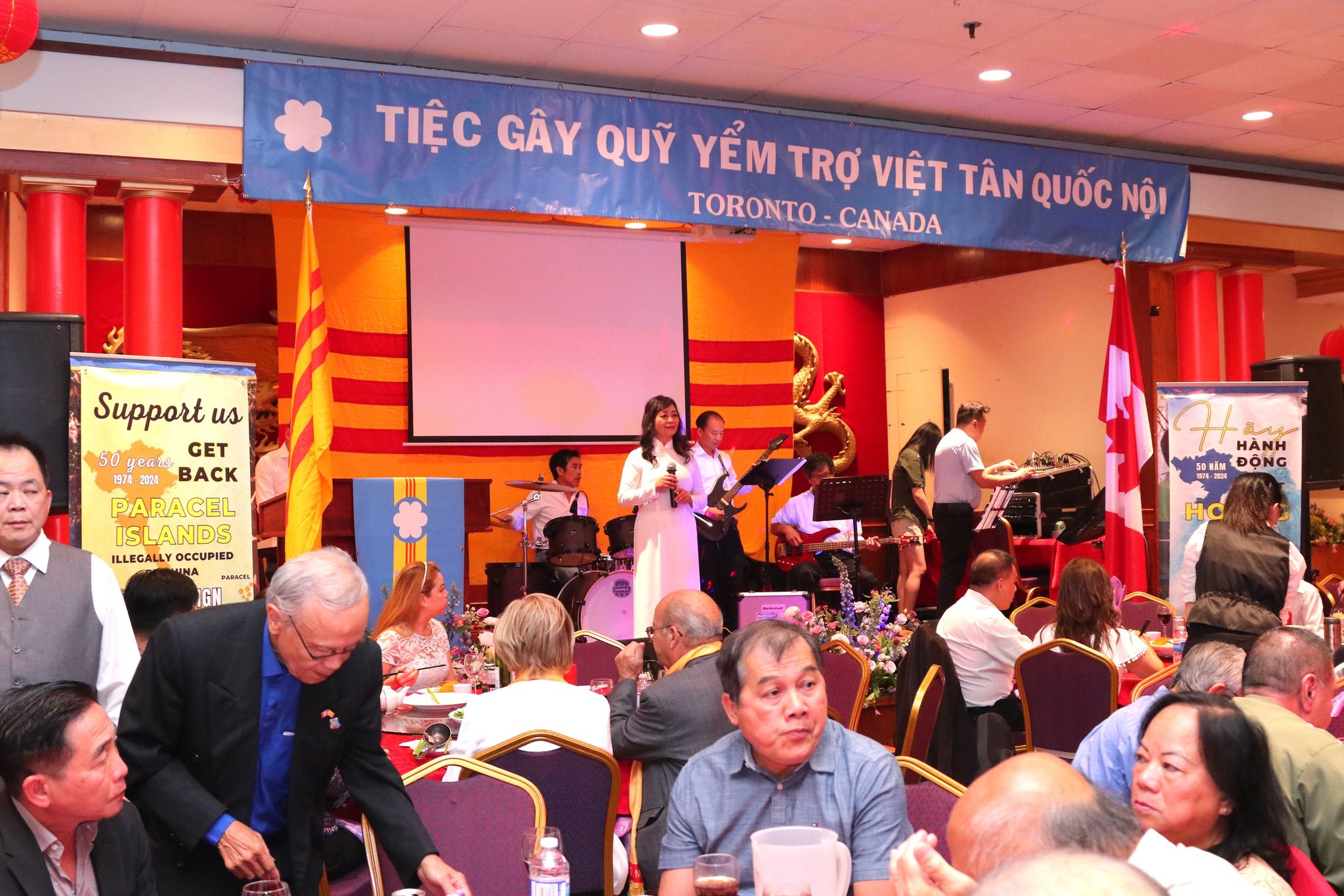Hơn 250 người đã tham dự đêm gây quỹ yểm trợ công cuộc đấu tranh của đảng Việt Tân tại quốc nội với chủ đề “50 năm đòi lại Hoàng Sa,” vào đêm thứ Bảy 30/9/2023. Ảnh: Cơ sở Việt Tân Toronto, Canada