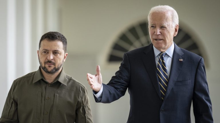 Tổng thống Volodymyr Zelensky của Ukraine (trái) và Tổng thống Joe Biden tại Tòa Bạch Ốc hôm 21/9/2023. Ông Biden ủng hộ tiếp tục viện trợ cho Ukraine, nhưng Hạ viện Mỹ thì không. Ảnh minh họa: Drew Angerer/Getty Images
