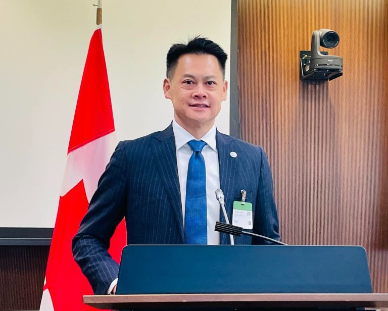 Tổng bí thư Đảng Việt Tân Hoàng Tứ Duy phát biểu trong buổi tiếp tân các dân biểu Canada nhằm vận động chính giới nước nầy hỗ trợ thúc đẩy nhân quyền cho Việt Nam tại thủ đô Ottawa ngày 30/10/2023. Ảnh: Việt Tân Toronto