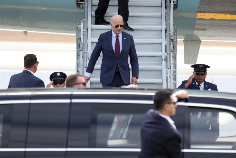 Tổng Thống Joe Biden đến phi trường San Francisco hôm Thứ Ba 14/11/2023, chuẩn bị họp thượng đỉnh với Chủ Tịch Tập Cận Bình. Ảnh: Justin Sullivan/Getty Images