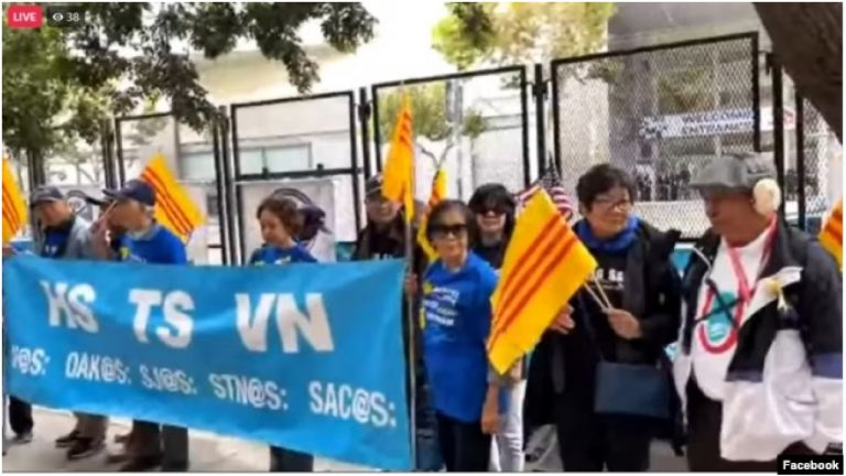 Người Việt biểu tình phản đối tuyên bố chủ quyền lãnh hải của Trung Quốc đối với quần đảo Hoàng Sa, Trường Sa của Việt Nam, ngày 15/11/2023. Ảnh: VOA/Facebook Việt Tân