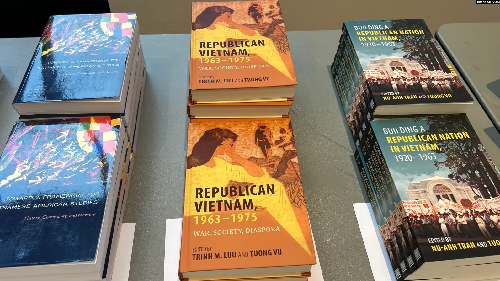 Các tác phẩm nghiên cứu về nền Cộng hoà tại Việt Nam do nhóm học giả người Việt thực hiện được giới thiệu tại hội thảo ở Đại học Oregon. Ảnh: Khánh An - VOA