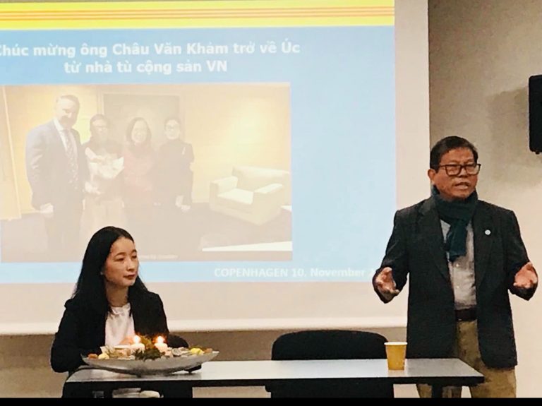 TNLT Châu Văn Khảm, một đảng viên Việt Tân, trong buổi trà đàm với cộng đồng người Việt tại Copenhagen hôm13/11/2023TNLT Châu Văn Khảm, một đảng viên Việt Tân, trong buổi trà đàm với cộng đồng người Việt tại Copenhagen vào ngày 13/11/2023