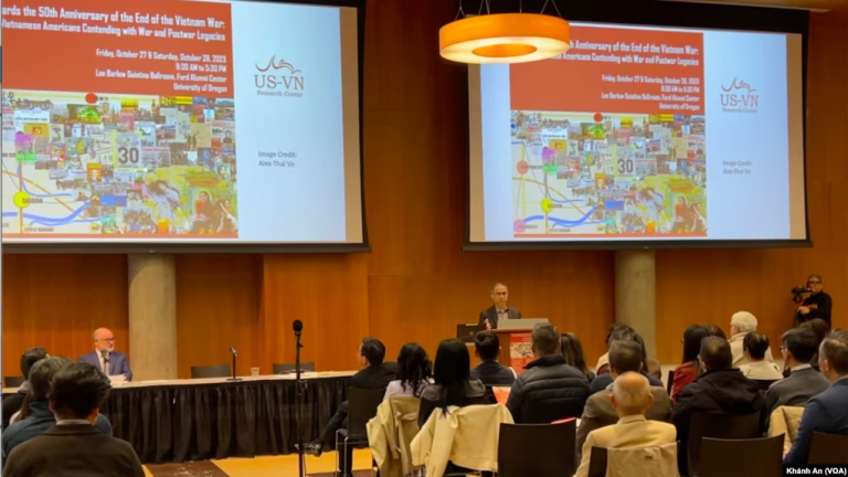 Giáo sư Vũ Tường, Trưởng Khoa Chính trị học, Đại học Oregon, phát biểu khai mạc hội thảo "Người Mỹ gốc Việt và Di sản chiến tranh" tại Đại học Oregon, Hoa Kỳ, vào ngày 27-28/10/2023. Ảnh: Khánh An - VOA