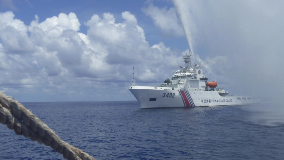 Tàu hải cảnh Trung Quốc tiến gần đến các tàu đánh cá Philippines ở ngoài khơi Bãi cạn Scarborough ở Biển Đông ngày 23/09/2015. Ảnh: AP - Renato Etac