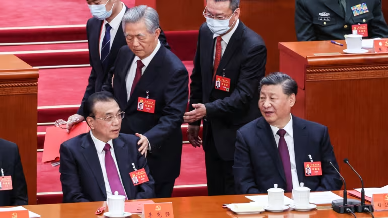 Cựu Chủ tịch nước Hồ Cẩm Đào bị hộ tống ra khỏi đại hội, đi ngang qua Chủ tịch Tập Cận Bình và Thủ tướng Lý Khắc Cường trong lễ bế mạc Đại hội Đảng toàn quốc tại Đại lễ đường Nhân dân ở Bắc Kinh, ngày 22/10/2022. Ảnh: của Yusuke Hinata