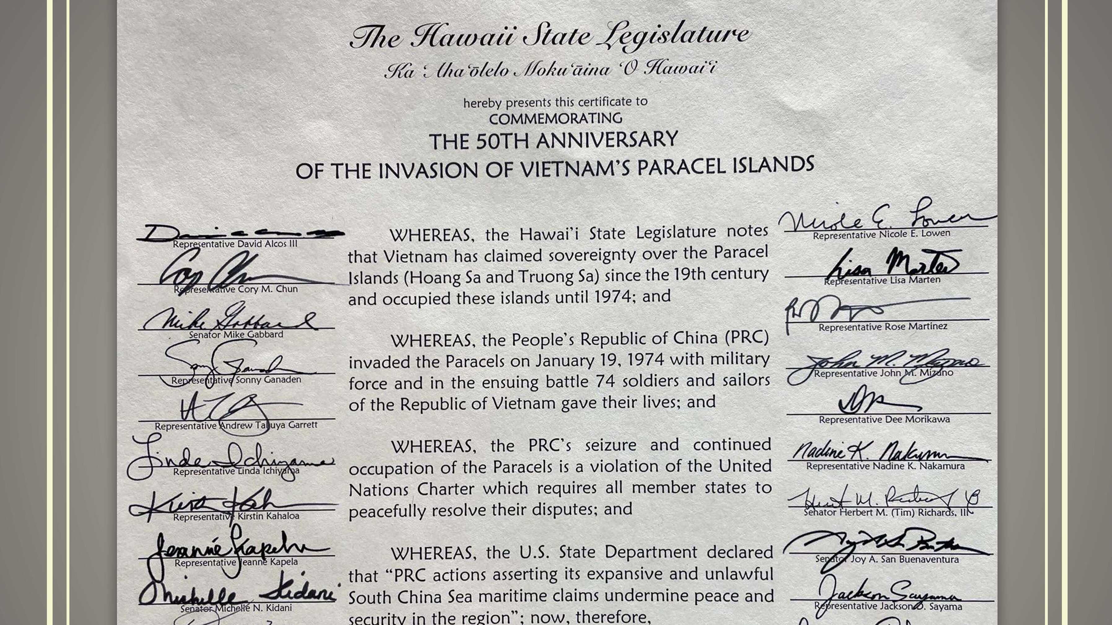 Chứng nhận “Đánh dấu 50 năm Quần đảo Hoàng Sa của Việt Nam bị xâm lược" với chữ ký của chủ tịch Thượng và Hạ Viện cùng 30 dân biểu, thượng nghị sĩ Tiểu bang Hawaii, Hoa Kỳ (screenshot)