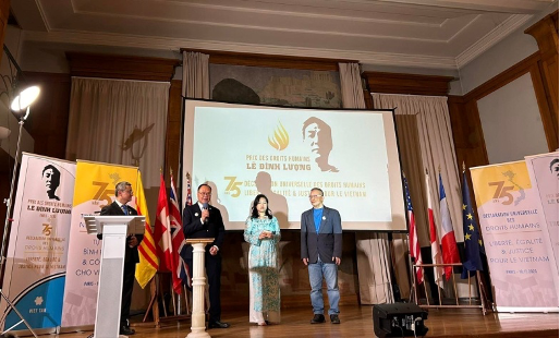 Ông Lý Thái Hùng (thứ nhì, từ trái) trao Trophy của Giải Thưởng cho Luật sư Nguyễn Văn Đài (ngoài cùng, bên phải), là người đại diện ông Trương Văn Dũng nhận giải. Ảnh: Việt Tân