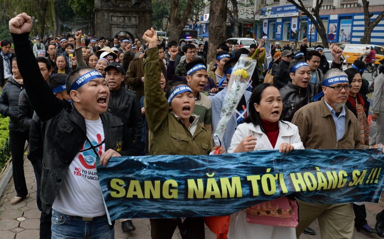 Người dân Hà Nội tham gia một cuộc biểu tình tại Hồ Gươm, Hà Nội chống Trung Quốc với biểu ngữ “Sang năm tới Hoàng Sa” hồi năm 2016. Ảnh minh họa: Hoang Dinh Nam/AFP via Getty Images