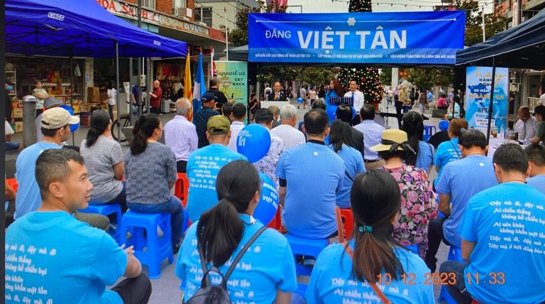 Ông Trần Thanh Long đại diện đảng Việt Tân Sydney phát biểu về ý nghĩa của ngày Quốc Tế Nhân Quyền trong buổi lễ kỷ niệm Ngày Quốc Tế Nhân Quyền lần thứ 75 do Cơ sở Việt Tân Sydney tổ chức hôm 10/12/2023 tại Cabramatta, NSW. Ảnh: Cơ sở Việt Tân Sydney