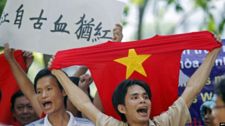 Biểu tình ở Hà Nội phản đối đường lưỡi bò của Trung Quốc, 2011. Ảnh: AFP