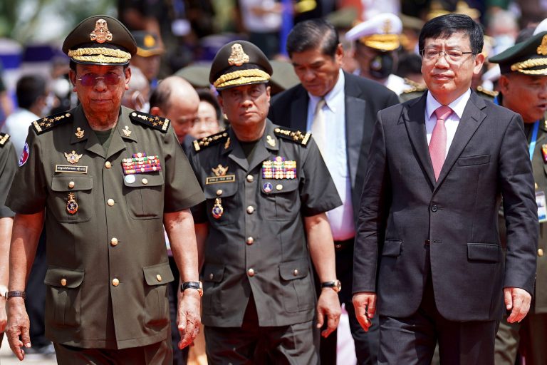 Ông Tea Banh (trái), phó thủ tướng kiêm bộ trưởng Bộ Quốc Phòng Cambodia, và ông Vương Văn Thiên (phải), đại sứ Trung Quốc tại Cambodia, tham dự lễ động thổ xây dựng căn cứ Ream ở tỉnh Preah Sihanouk hôm 8 Tháng Sáu, 2022. Ảnh: Pann Bony/AFP via Getty Images