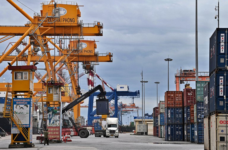 Ảnh chụp Cảng container Tân Vũ, Hải Phòng trong năm 2023. Xuất khẩu của Việt Nam giảm năm tháng liên tiếp trong năm 2023, mức sụt giảm dài nhất trong 14 năm. Ảnh: Nhac Nguyen/AFP