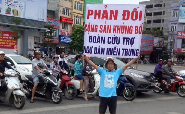 Ông Trương Văn Dũng cầm biểu ngữ ở Hà Nội năm 2016. Ảnh: Facebook Dũng Trương