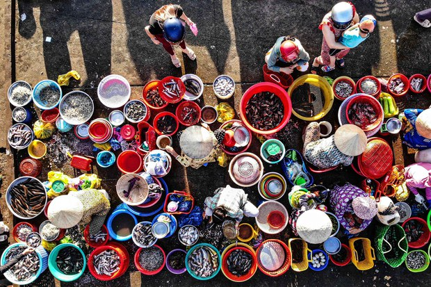Ảnh chụp người bán cá tại chợ Vị Thanh, tỉnh Hậu Giang trong năm 2023. Việt Nam đạt mức tăng trưởng kinh tế 8,5% trong năm 2022 và thu hút 22,4 tỷ USD vốn cam kết đầu tư trực tiếp nước ngoài. Ảnh: AFP