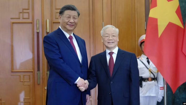 Chủ tịch Trung Quốc Tập Cận Bình (trái) và Tổng Bí thư đảng Cộng sản Việt Nam Nguyễn Phú Trọng bắt tay nhau tại Văn phòng Trung ương đảng Cộng sản Việt Nam vào ngày 12/12/2023. Ảnh: AP